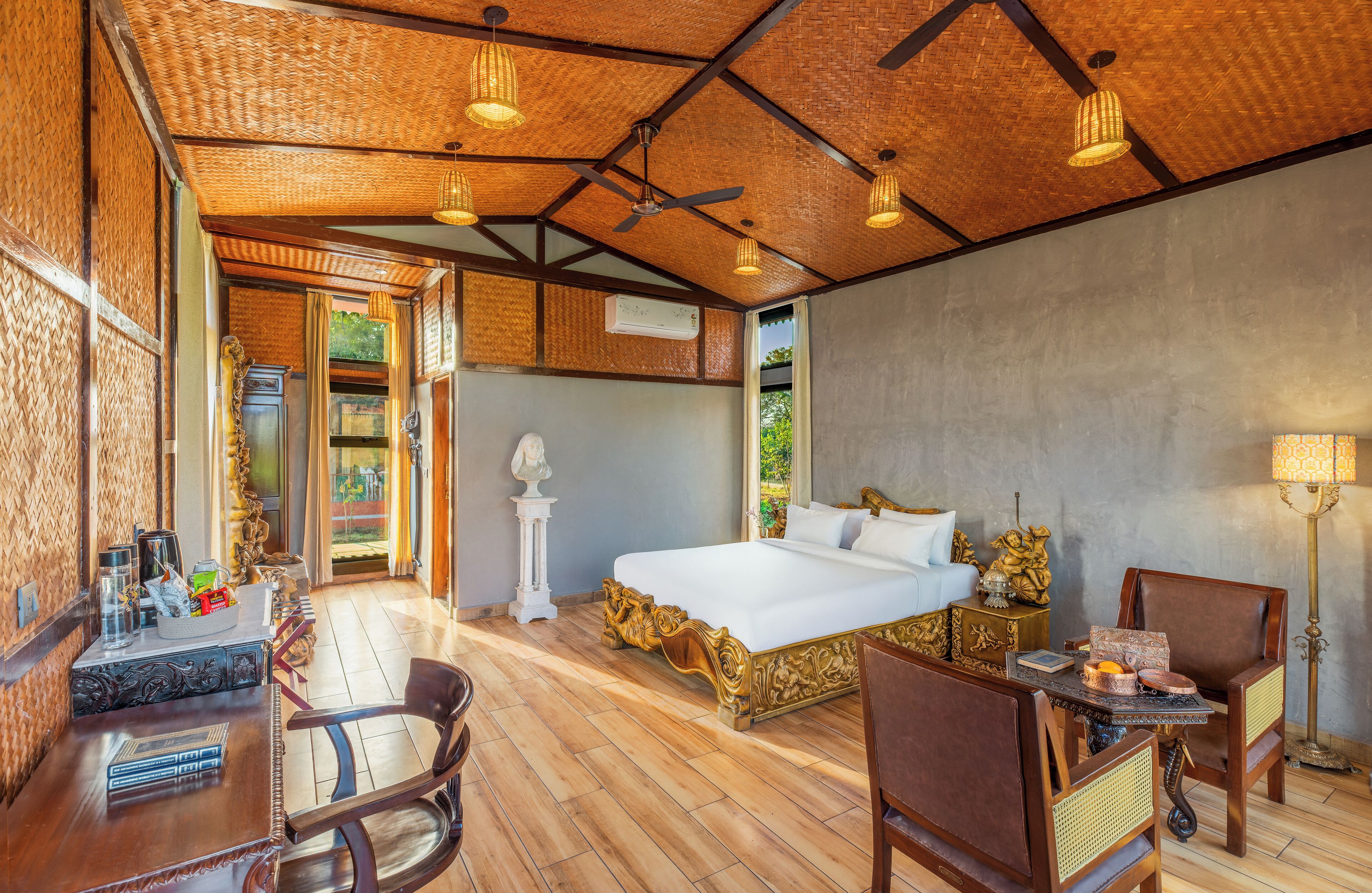 ห้องลักซ์ชัวรี่ | เครื่องนอนป้องกันสารก่อภูมิแพ้, มินิบาร์, ห้องพักตกแต่งอย่างมีเอกลักษณ์