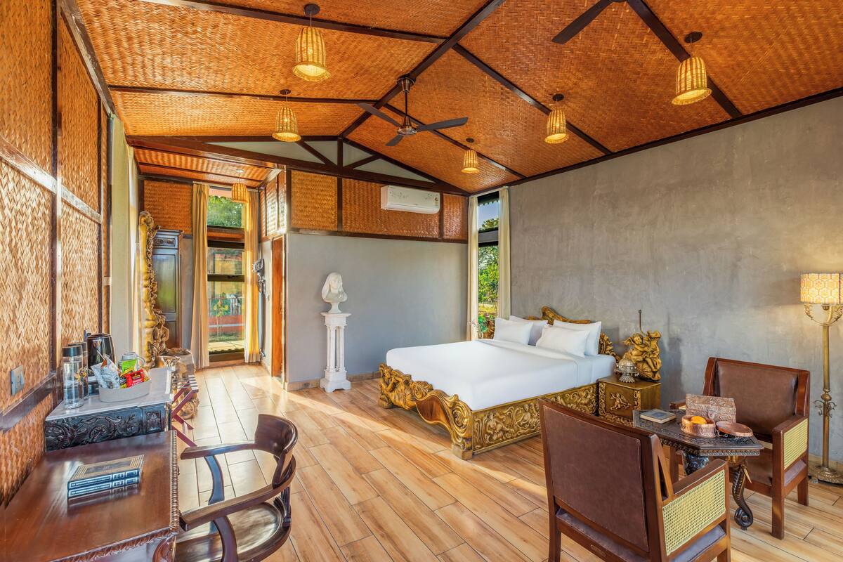 Un dormitorio amplio con una cama grande, muebles de madera y un ventilador de techo.