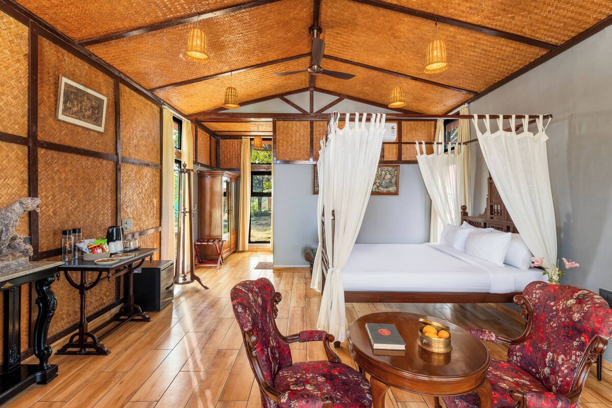 Premium Vintage Cottage with Balcony | Ropa de cama hipoalergénica, minibar, escritorio y cortinas opacas