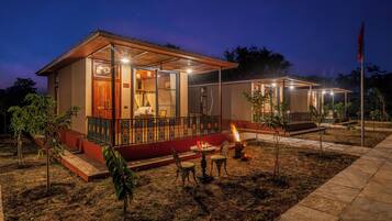 Hypo-allergenic bedding, minibar, individually decorated