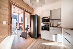 Fridge, microwave, oven, dishwasher - CHALET PASCAL C03: New 3 bedrooms + cabin for 6 people (MORZINE)