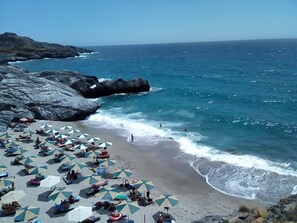 A beach with umbrellas and people sunbathing. - Manolo's olive farm,apartment with big terrace,seaview (Chania)