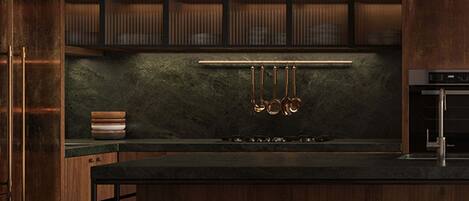 Kjøleskap, oppvaskmaskin, kjøkkenutstyr og spisebord