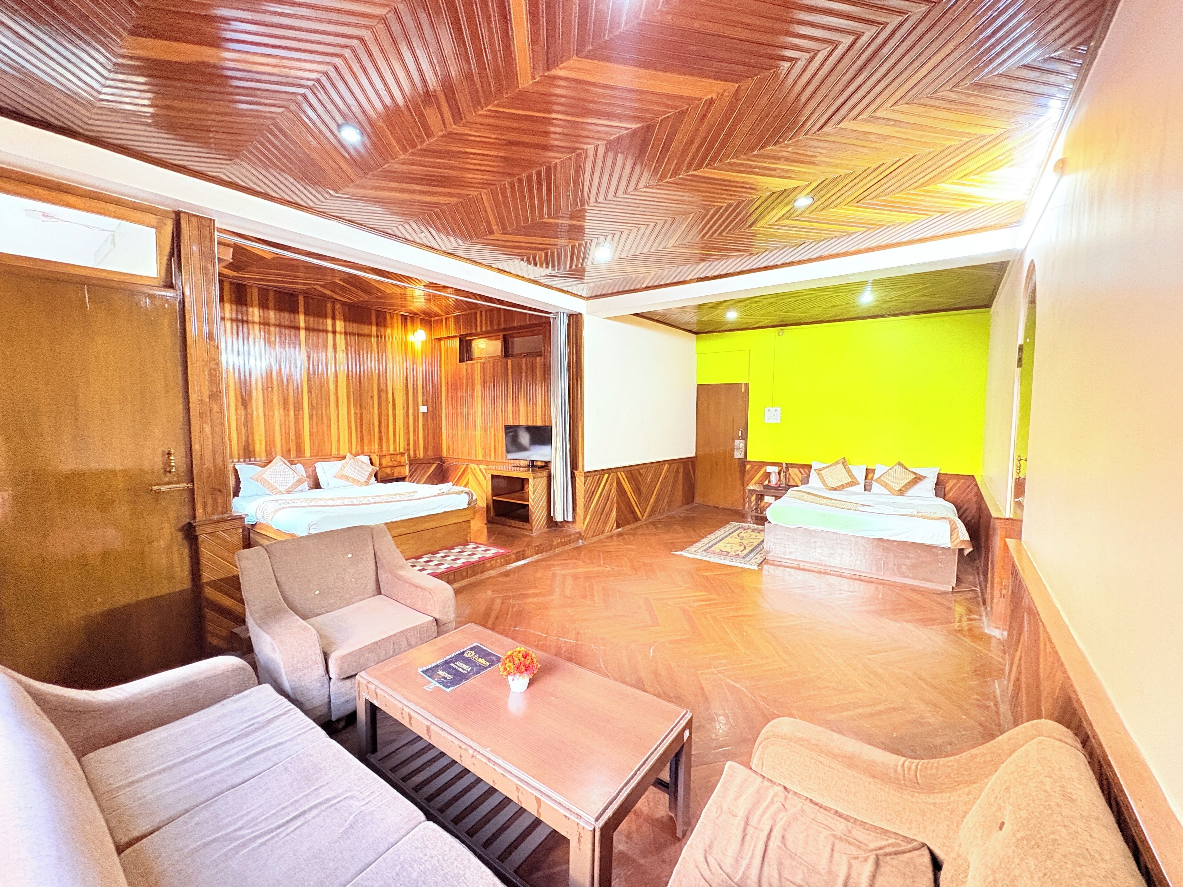 Family Room | Desk, free WiFi