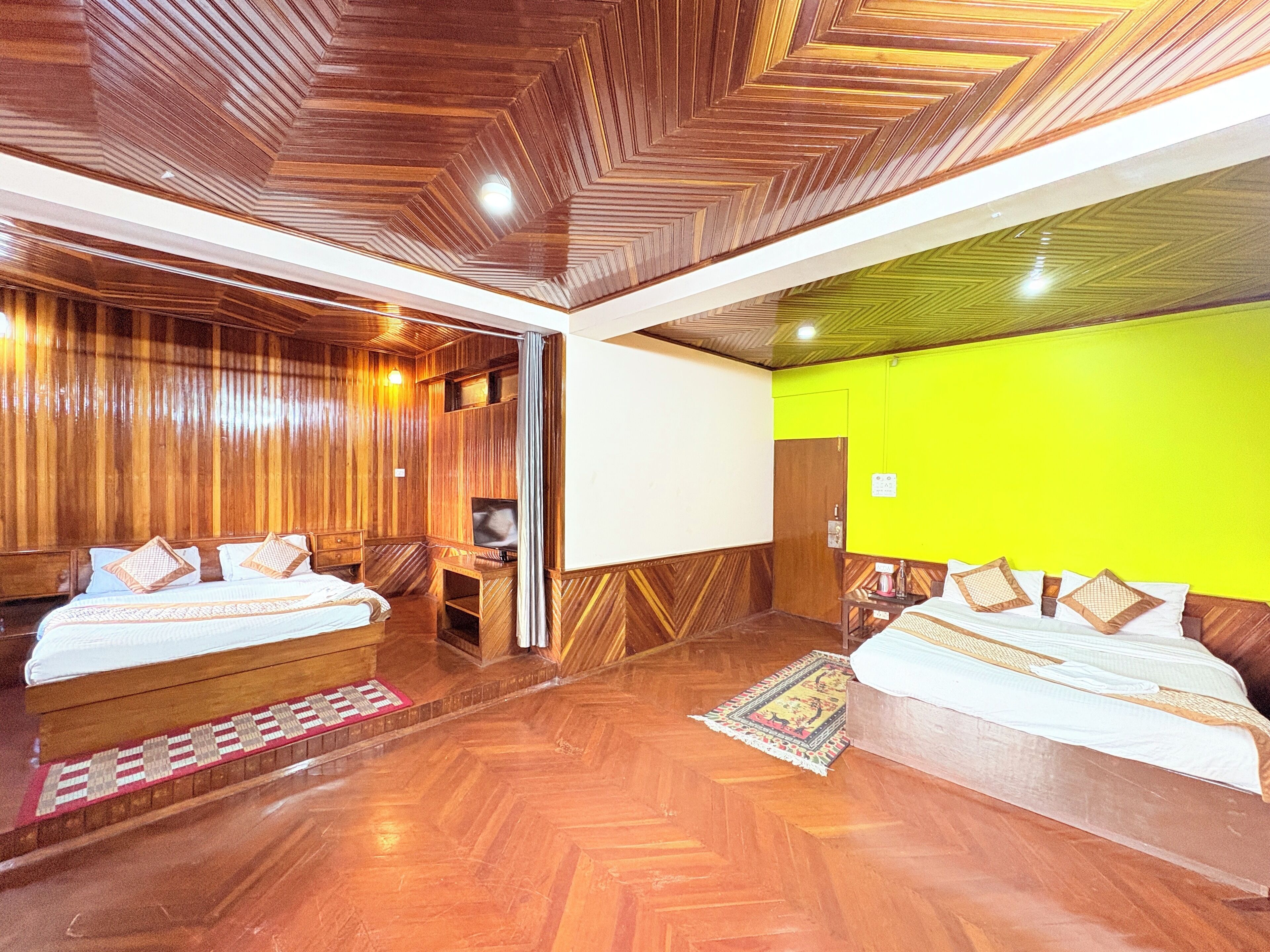 Family Room | Desk, free WiFi