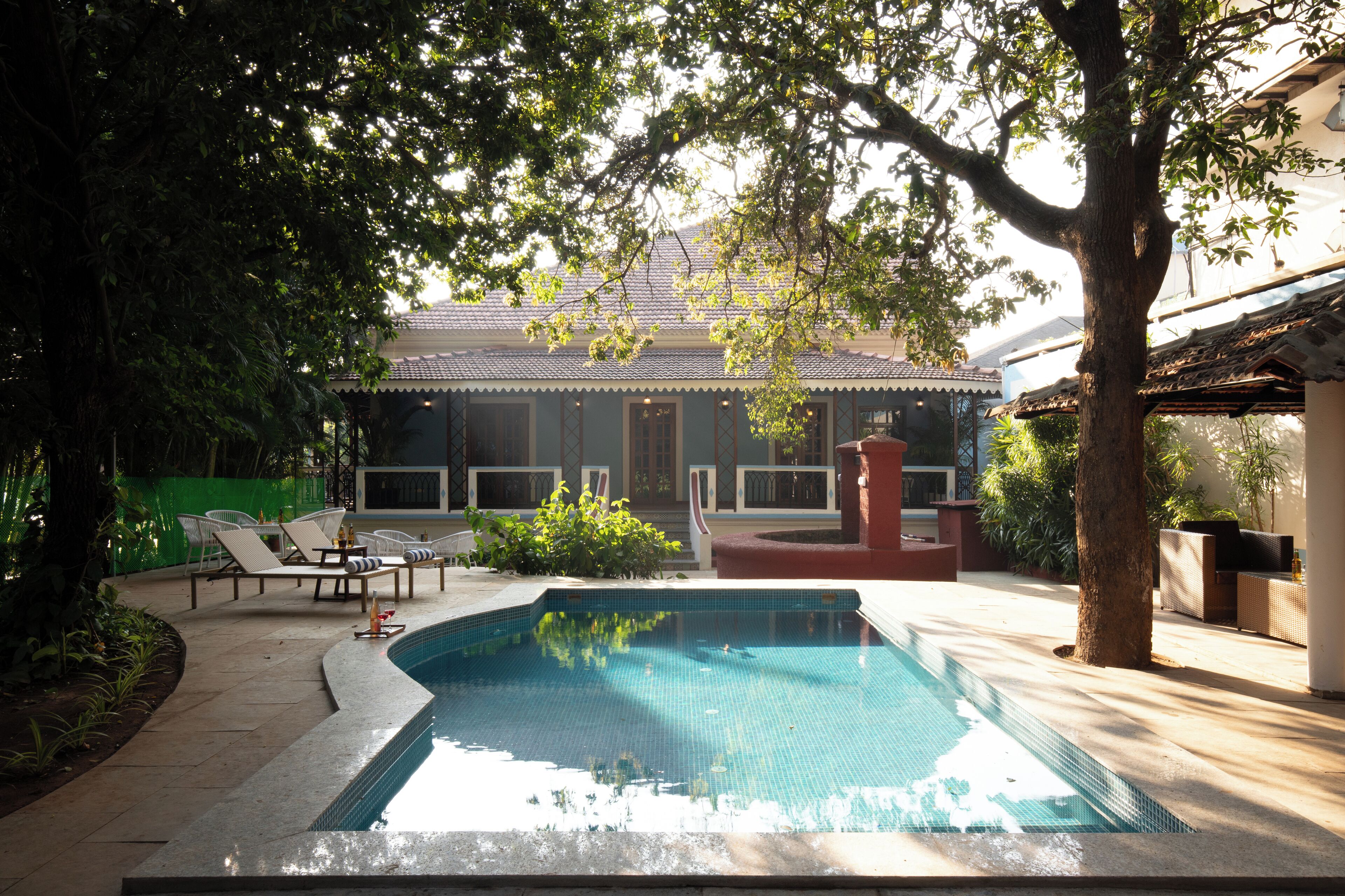 Una piscina al aire libre