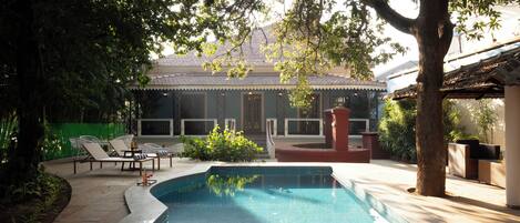 Una piscina al aire libre