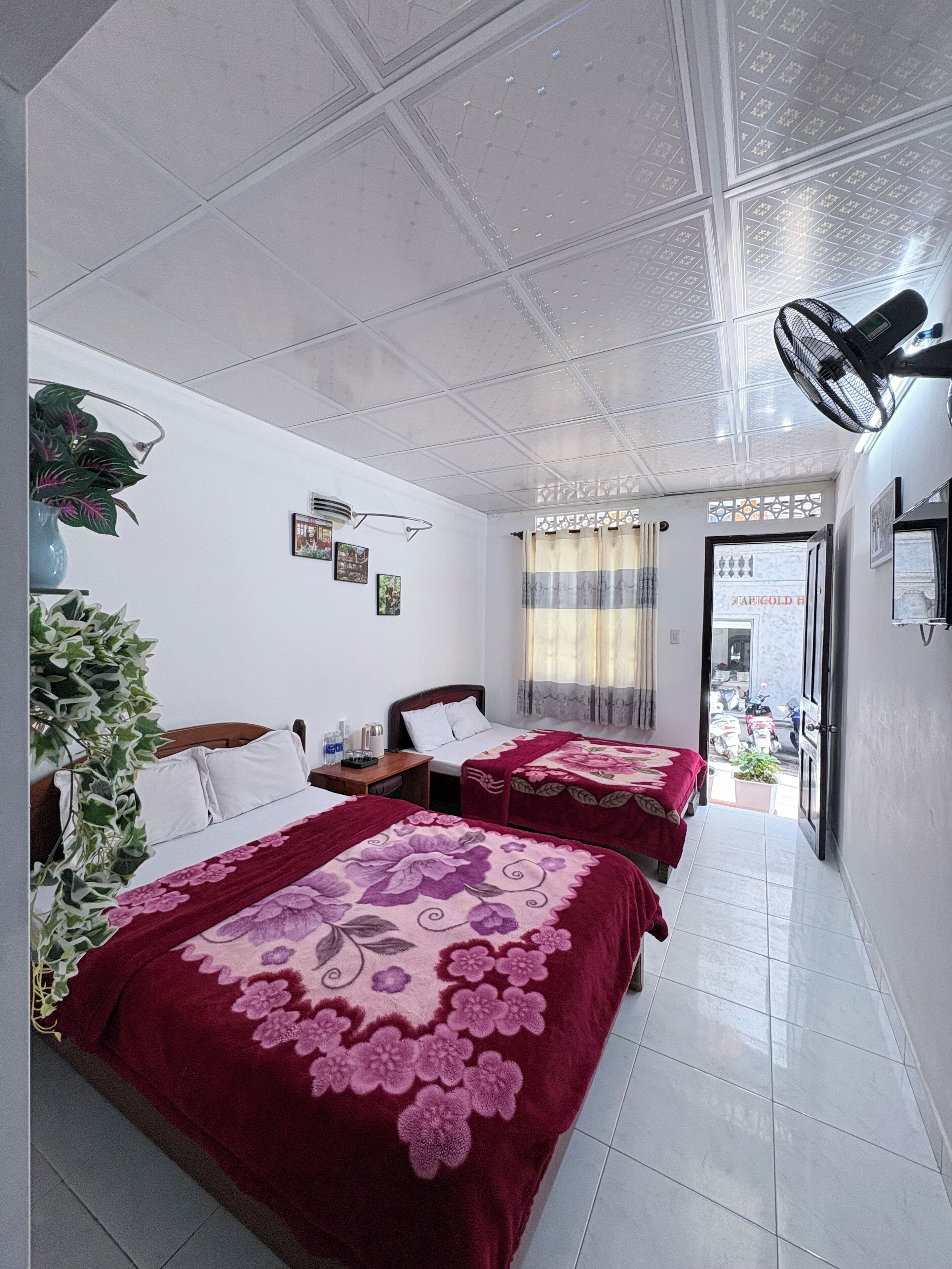 Habitación cuádruple familiar | Cortinas blackout, tabla de planchar con plancha y wifi gratis 