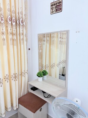 Rideaux occultants, fer et planche à repasser, Wi-Fi gratuit