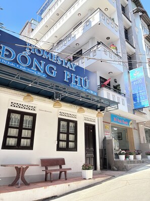 Vista frontal de la propiedad