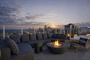Terrace/patio - Skyline Views Rooftop Infinity Pool Rainey St (Austin)