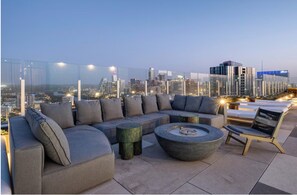 Terrace/patio - Skyline Views Rooftop Infinity Pool Rainey St (Austin)