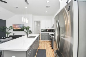 Micro-ondes, four, plaque de cuisson, lave-vaisselle