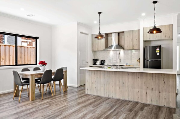 Frigorífico, microondas, horno y placa de cocina