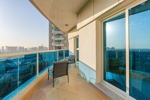 Property grounds - Family-Friendly Apartment, Few Minutes Drive to Dubai Marina and Miracle Garden (Dubai)