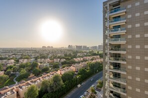 Exterior - Family-Friendly Apartment, Few Minutes Drive to Dubai Marina and Miracle Garden (Dubai)