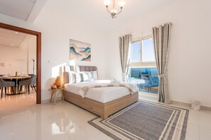 2 bedrooms, in-room safe, iron/ironing board, free WiFi - Family-Friendly Apartment, Few Minutes Drive to Dubai Marina and Miracle Garden (Dubai)
