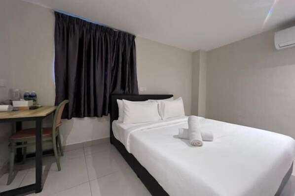 A hotel room with a bed, a desk, and a chair. - Swing & Pillows @ Kajang Selangor (Kajang)