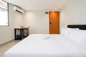 Ein Hotelzimmer mit einem Bett, einem Schreibtisch und einem Stuhl.