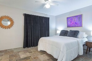 Desk, iron/ironing board, travel cot, free WiFi - 1BR W Alabama Montrose Sueño Apt 14, Med Center (Houston)