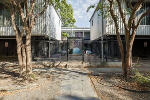 Property grounds - 1BR W Alabama Montrose Sueño Apt 14, Med Center (Houston)