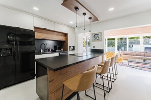 Private kitchen - Miami Shores Entertainment Haven Sleeps 14 (Miami)
