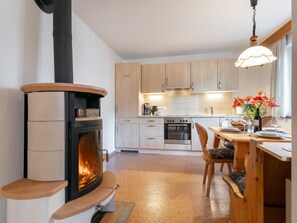 Fridge, microwave, oven, stovetop - Family Apartment with Garden in Westendorf (Westendorf)