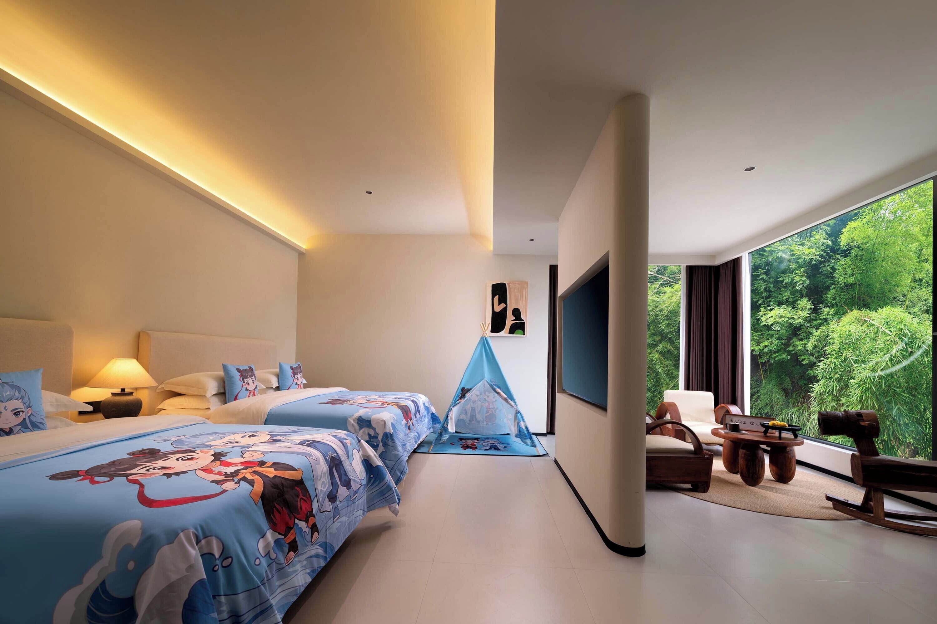 Familien-Zweibettzimmer, Bergblick | Wohnbereich | Fernseher