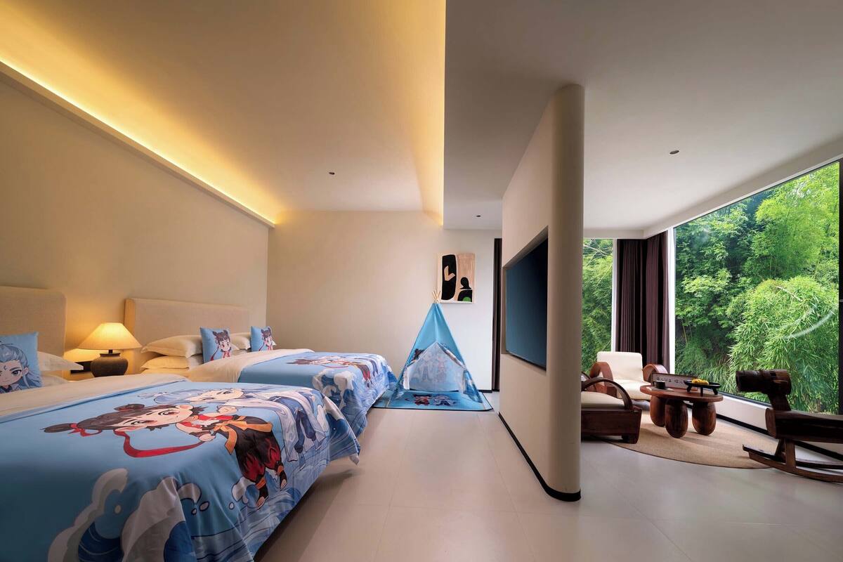 Familien-Zweibettzimmer, Bergblick | Wohnbereich | Fernseher