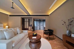 Habitación de lujo con 2 camas individuales, vista a la montaña | Área de sala de estar | Televisión 