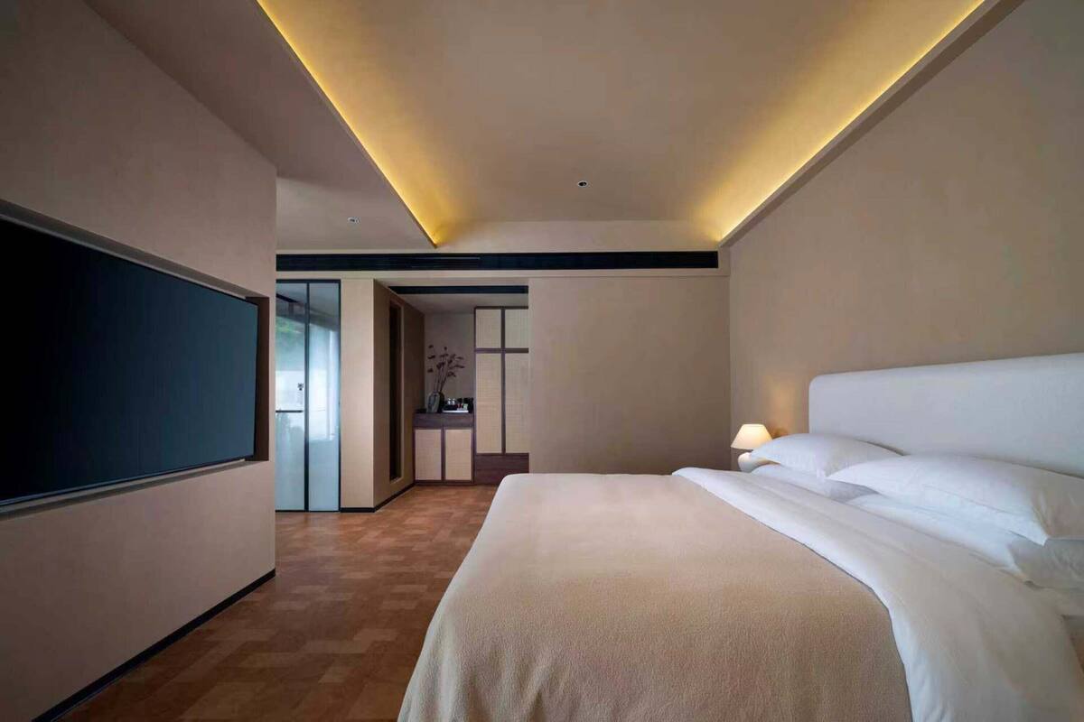 Senior-Doppelzimmer, Bergblick | Schreibtisch, laptopgeeigneter Arbeitsplatz, Verdunkelungsvorhänge