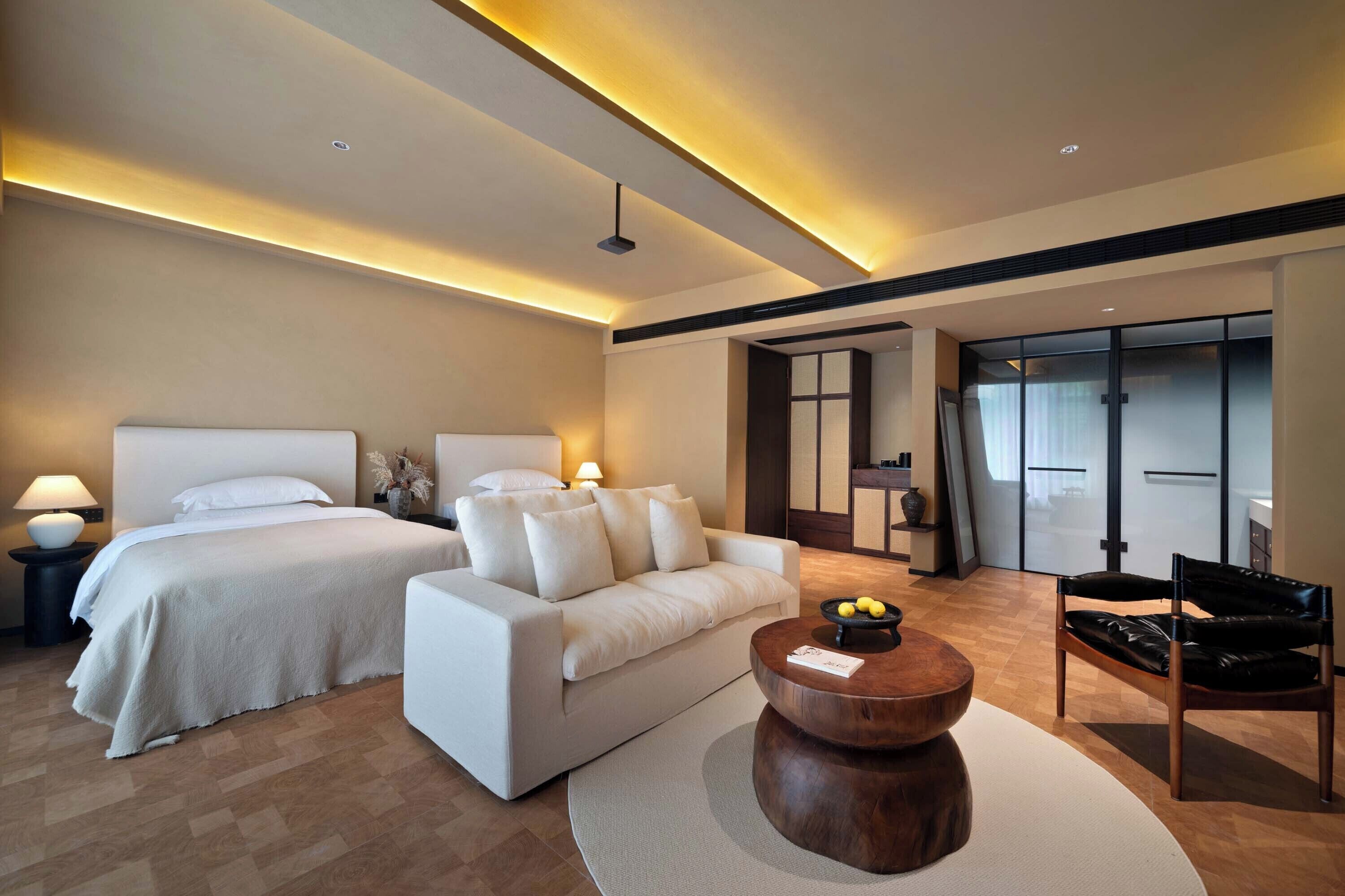 Luxury-Zweibettzimmer, Bergblick | Schreibtisch, laptopgeeigneter Arbeitsplatz, Verdunkelungsvorhänge