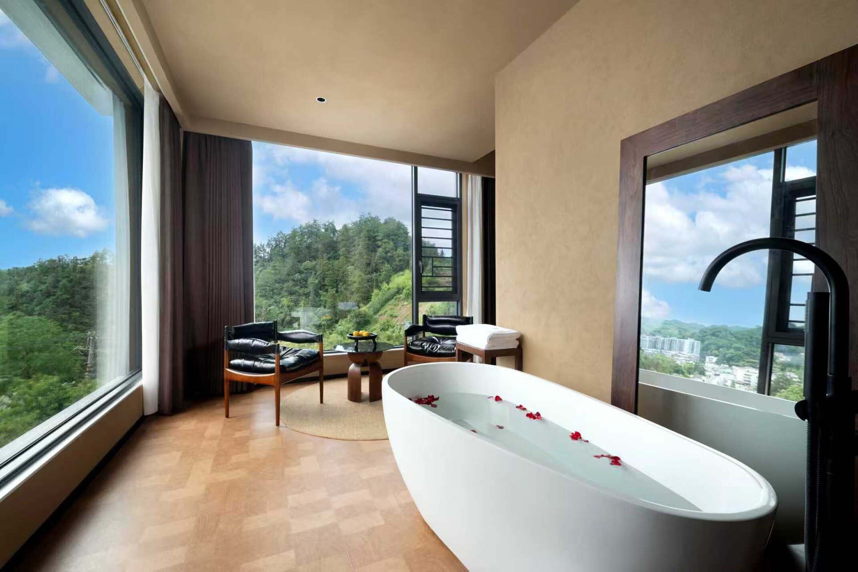 Deluxe-Zweibettzimmer, Bergblick | Komfortbadewanne