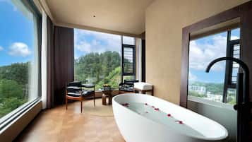 Deluxe-Zweibettzimmer, Bergblick | Komfortbadewanne