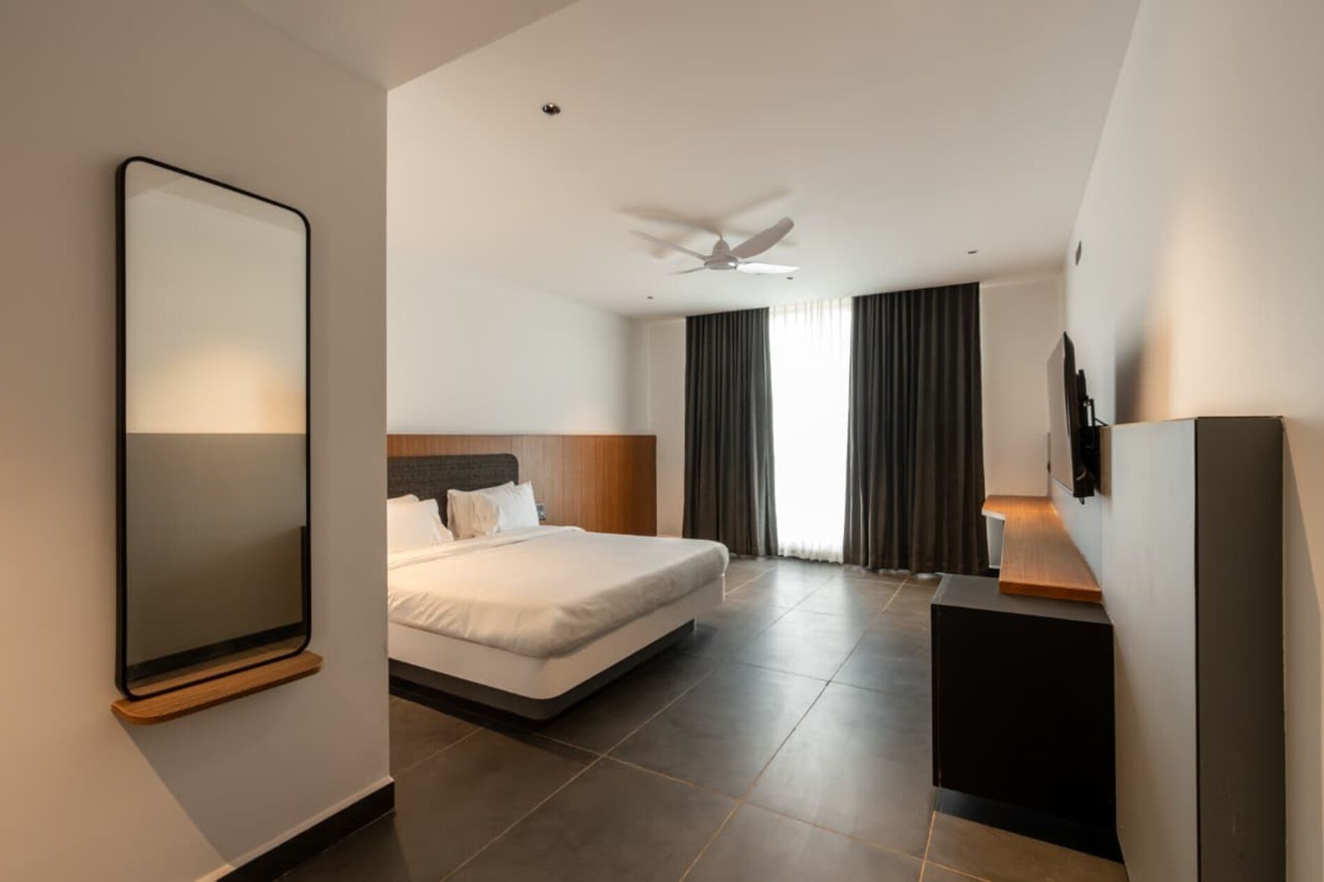 Suite | Desk, iron/ironing board, free WiFi