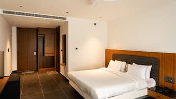 Deluxe Double Room | Premium bedding, desk, soundproofing, free WiFi