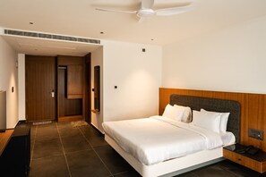 Deluxe Double Room | Premium bedding, desk, soundproofing, free WiFi - AVM Elite Suites Malur  (Malur)