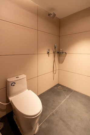 毛巾、肥皂、洗发水、卫生纸