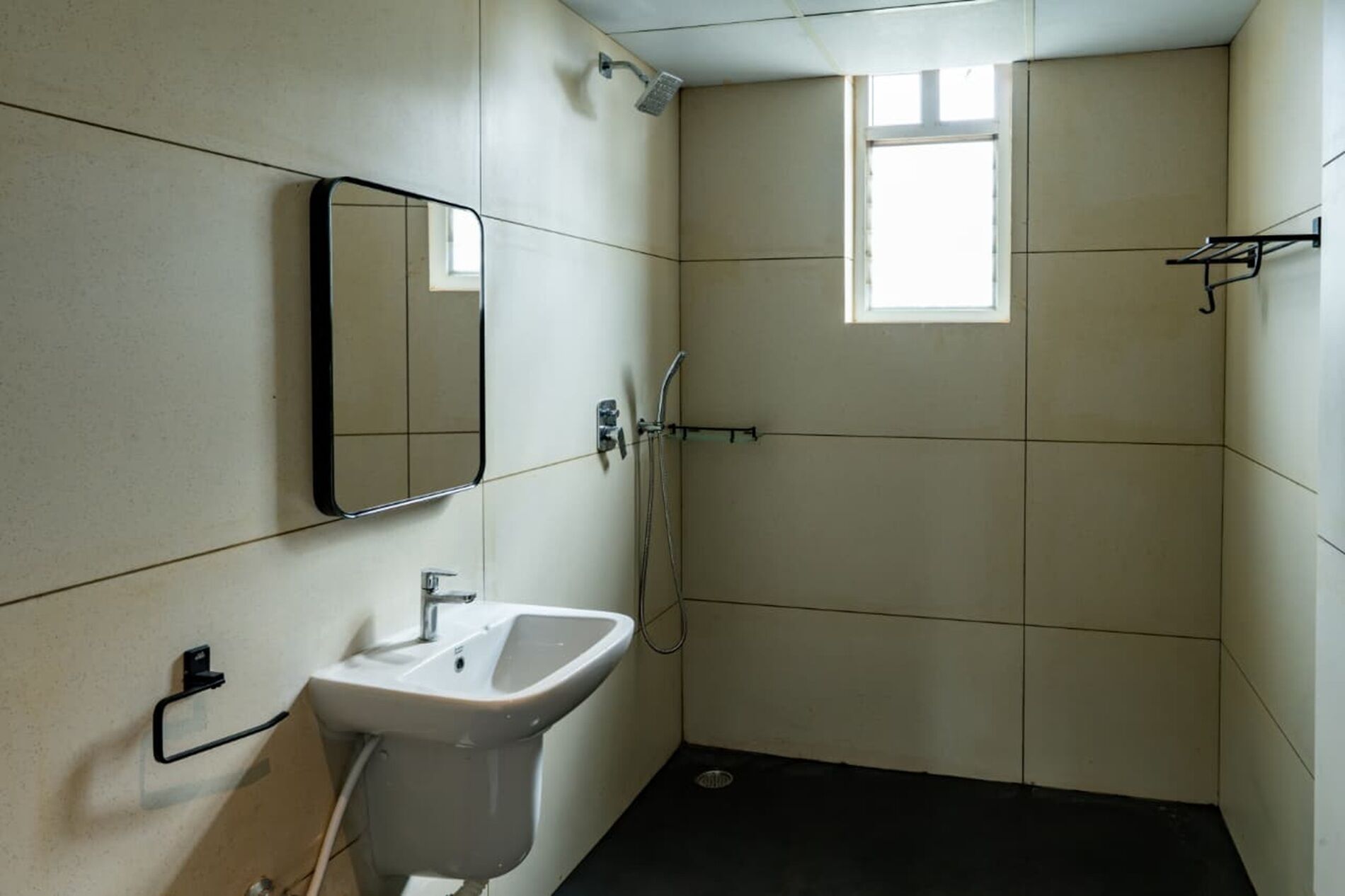 Deluxe Double Room | Bathroom | Towels, soap, shampoo, toilet paper