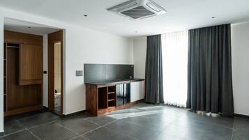 Suite | Premium bedding, desk, soundproofing, free WiFi
