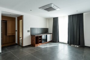 Suite | Premium bedding, desk, soundproofing, free WiFi - AVM Elite Suites Malur  (Malur)