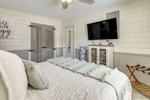 3 bedrooms, iron/ironing board, internet, bed sheets