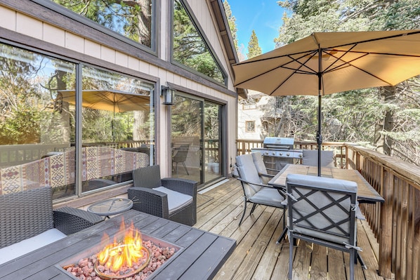 Outdoor dining - 2 Decks! Pet-Friendly Lake Arrowhead Cabin (Lake Arrowhead)
