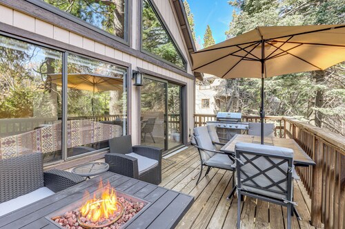 2 Decks! Pet-Friendly Lake Arrowhead Cabin