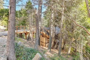 Property grounds - 2 Decks! Pet-Friendly Lake Arrowhead Cabin (Lake Arrowhead)