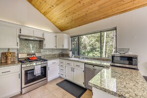Fridge, microwave, stovetop, dishwasher - 2 Decks! Pet-Friendly Lake Arrowhead Cabin (Lake Arrowhead)