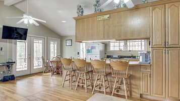 Réfrigérateur, micro-ondes, plaque de cuisson, lave-vaisselle