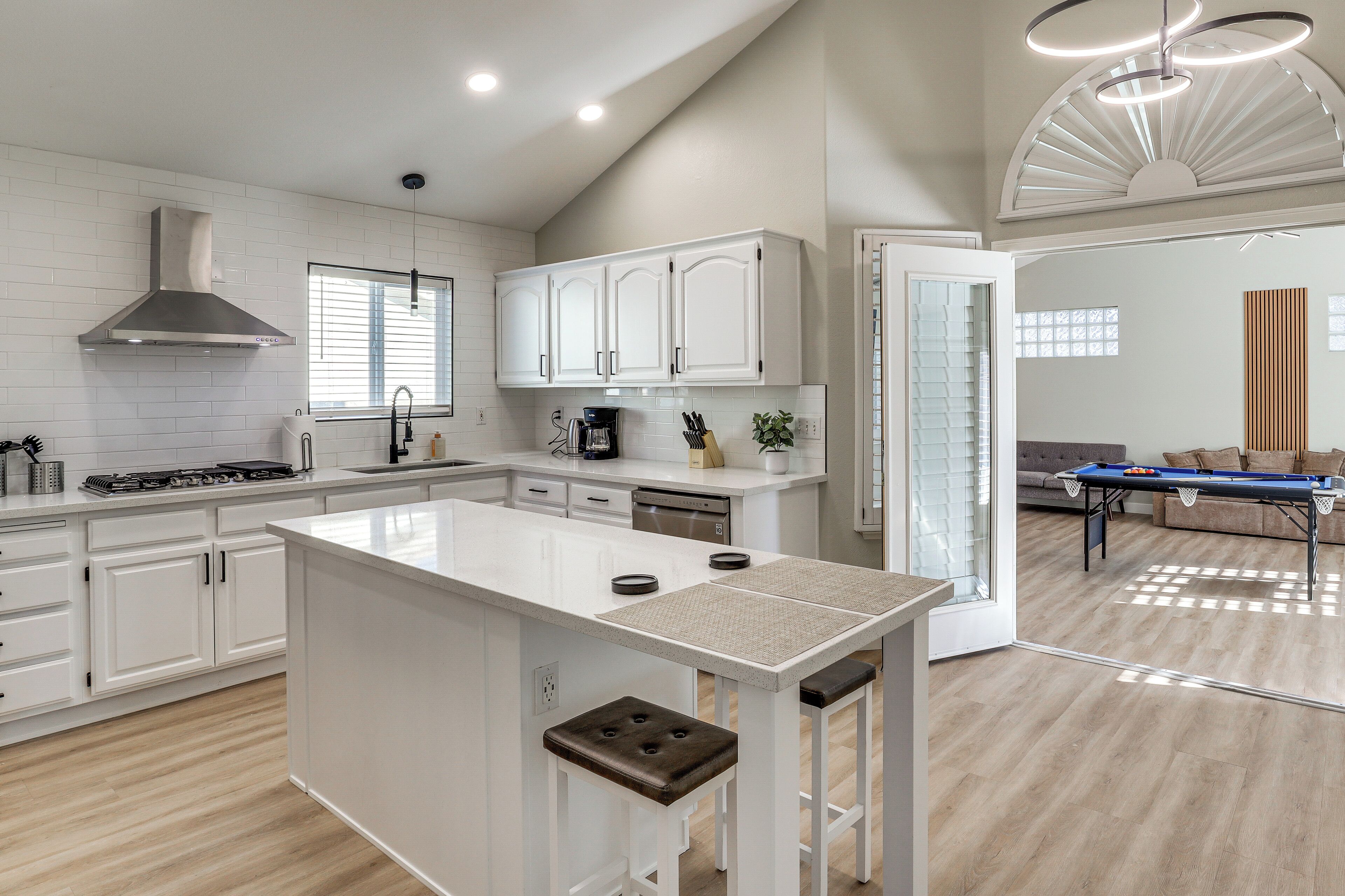 Kjøleskap, mikrobølgeovn, kokeplater og oppvaskmaskin