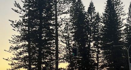 Northern Beaches Getaway - Renovated Two Bedroom, 2 minute walk to beach