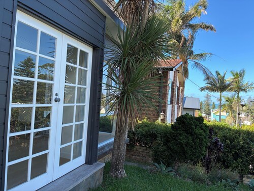 Northern Beaches Getaway - Renovated Two Bedroom, 2 minute walk to beach